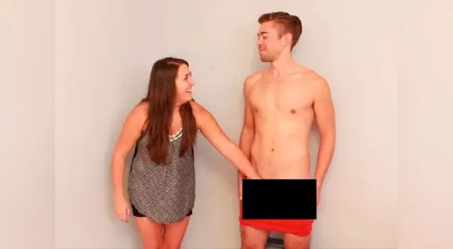 Las mujeres se sorprendieron con la sensación de tocar por primera vez. Las mujeres se sorprendieron con la sensación de tocar por primera vez.