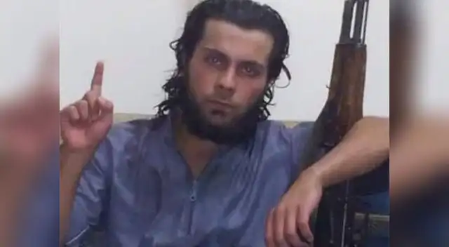 Ali Saqr al-Qasem asesinó a su madre con un rifle en medio de una multitud. Ali Saqr al-Qasem asesinó a su madre con un rifle en medio de una multitud.