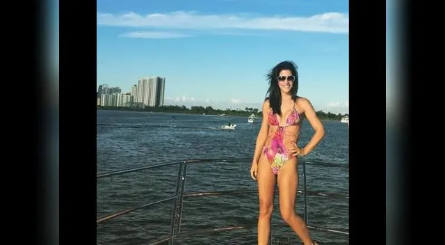 La guapa conductora vacaciona en las playas de Miami.
