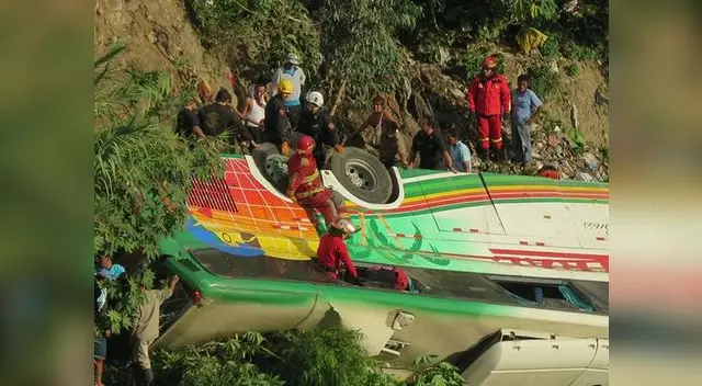 Así quedó el bus en las aguas del río Huallaga. Así quedó el bus en las aguas del río Huallaga.