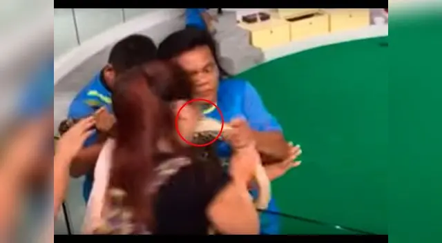 La mujer participó en el espectáculo de serpientes. La mujer participó en el espectáculo de serpientes.