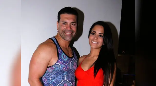 Conductor muy feliz con su novia.