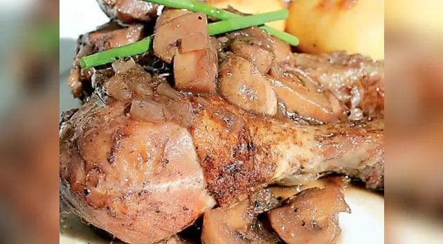 El secreto del chef: Si necesitas agregar más aceite cuando estés salteando, hazlo en el borde de la sartén.