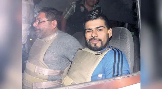 Renzito volvió a mostrar una actitud desafiante y hasta guiñaba el ojo para las cámaras. Al aldo, su padre con quien fue llevado a diligencias.