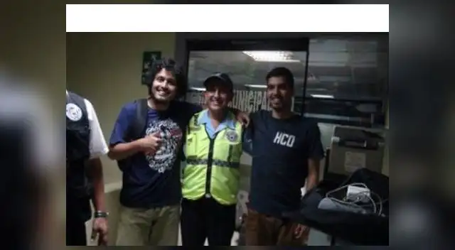 Jóvenes agradecieron gesto de honestidad de sereno Jóvenes agradecieron gesto de honestidad de sereno