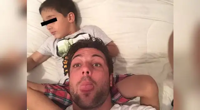 Feliz con su único amor, su hijo Adriano.