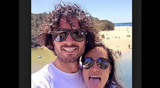 La pareja caminaba sola por un lugar de la selva. 