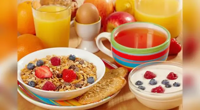 Incluye en tu desayuno un lácteo light, pan integral, cereales y queso.