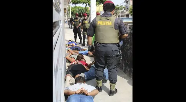 Presuntos miembros de Barrio King en calle de La Perla.
