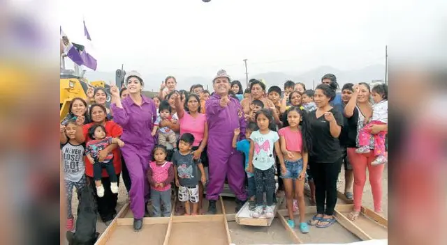 Milechi en obras sociales al lado de Andrés Hurtado. Milechi en obras sociales al lado de Andrés Hurtado.