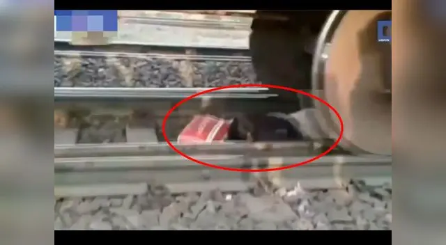 La mujer salió sana y salva tras estar debajo del tren. La mujer salió sana y salva tras estar debajo del tren.