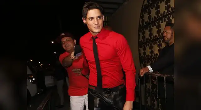 No aguantó insultos de un transeúnte y le tiró varios manazos. No aguantó insultos de un transeúnte y le tiró varios manazos.