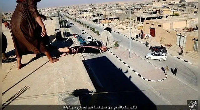 La multitud presenció el terrible hecho. 