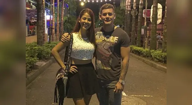 Feliz con su colombiana. Feliz con su colombiana.