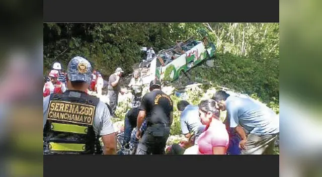 Conductor acabó con lesiones menores al lanzarse de bus. Conductor acabó con lesiones menores al lanzarse de bus.