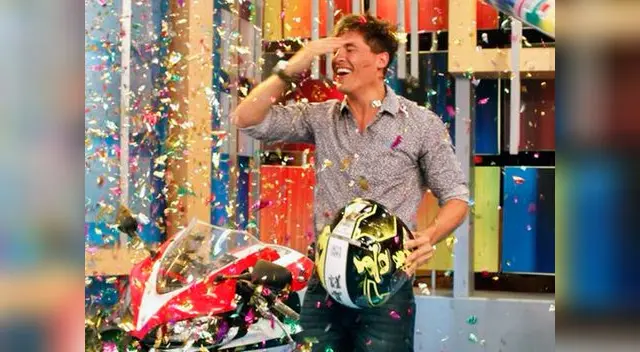 Argentino espera a su acompañante en la conducción