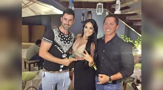 Flanquea a los susodichos.