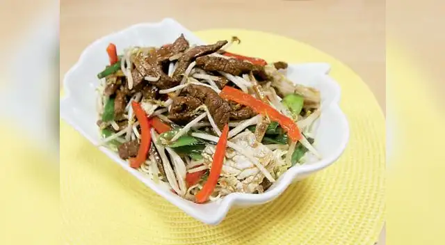 El secreto del chef: Rociar gotas de aceite de ajonjolí al finalizar y volcar la salsa sobre los fideos chinos.