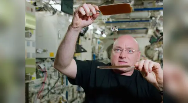 Jugar Ping Pong con una pelota de agua es posible, según demostró el astronauta Scott Kelly. Jugar Ping Pong con una pelota de agua es posible, según demostró el astronauta Scott Kelly.