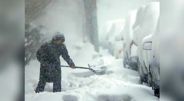 Supernevada deja al menos 15 muertos y miles de varados en carreteras.