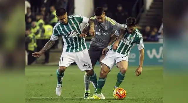 Equipo de Zidane se aleja 4 puntos del azulgrana, que es el líder por diferencia de goles. Equipo de Zidane se aleja 4 puntos del azulgrana, que es el líder por diferencia de goles.