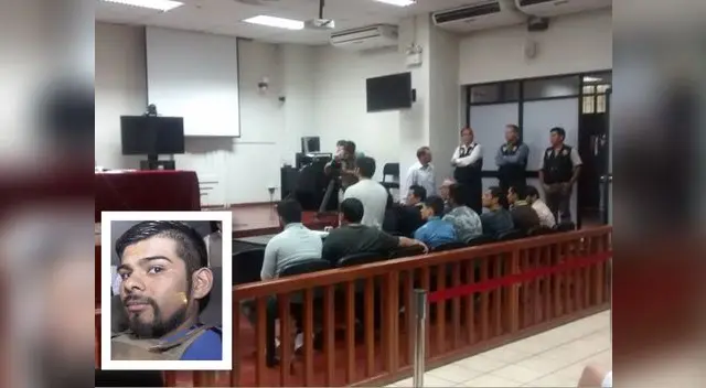 Al término de la audiencia, renzito llamó 'corruptos de m...' a los fiscales y sus cómplices lanzaron monedas.