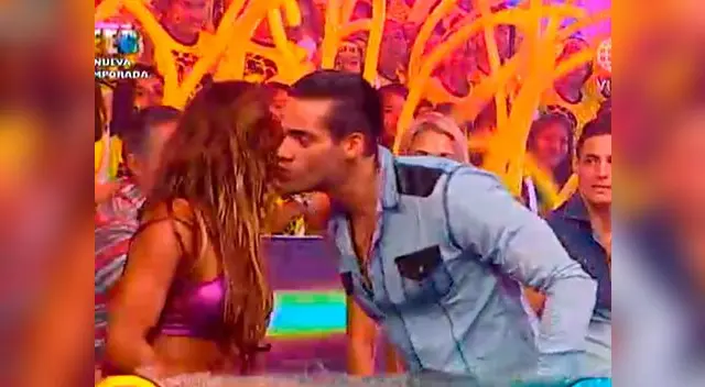 Así fue el saludo de Melissa Loza y Guty Carrera. Así fue el saludo de Melissa Loza y Guty Carrera.