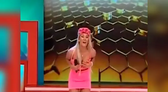 Su fuerte baile casi deja al descubierto uno de sus pechos. Su fuerte baile casi deja al descubierto uno de sus pechos.