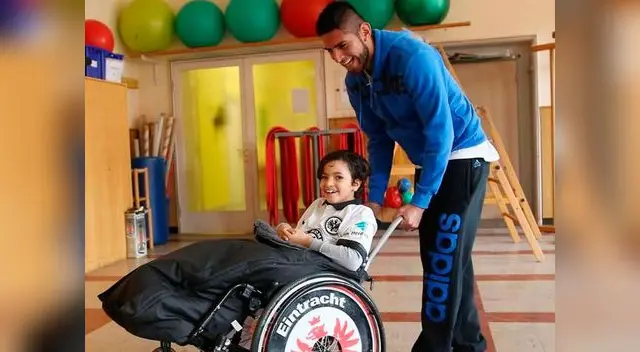 Dejó las canchas de fútbol para visitar a niña en hospital de Frankfurt