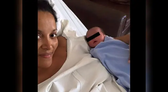 Posa feliz con su retoño Posa feliz con su retoño