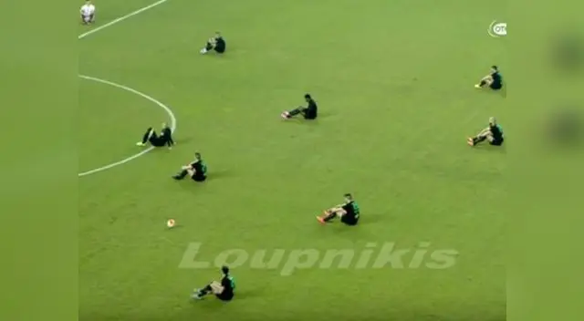 Los jugadores se sentaron en el césped como señal de protesta. Los jugadores se sentaron en el césped como señal de protesta.