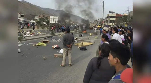 Enfrentamientos en Manchay por rechazo a tarifas de buses azules.
