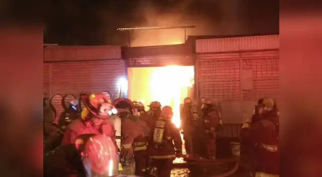 Incendio aún no es controlado por los bomberos.