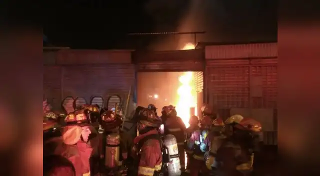 Incendio aún no es controlado por los bomberos.