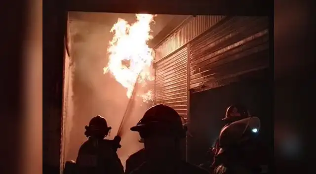 Incendio aún no es controlado por los bomberos.