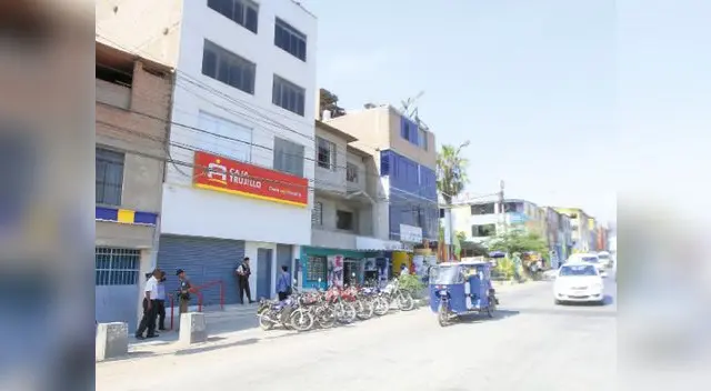 Los delincuentes aprovecharon que sólo un vigilante custodiaba la entidad financiera para ingresar a robar. Los delincuentes aprovecharon que sólo un vigilante custodiaba la entidad financiera para ingresar a robar.