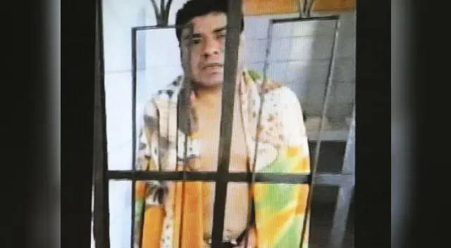 También fue acusado de arrancarle la placa insignia de policía.