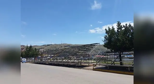 Graderías se instalan a orillas del Lago Titicaca.