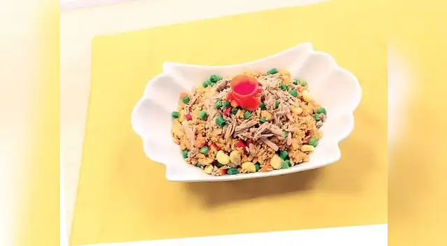 El secreto del chef: Servir caliente el arroz con vegetales y atún. 