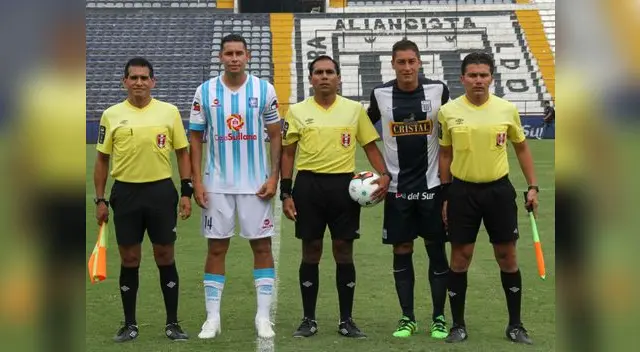 Capitanes y árbitros posando antes del encuentro. Capitanes y árbitros posando antes del encuentro.