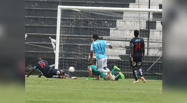 El primer gol de la tarde: Santacruz para Sullana. El primer gol de la tarde: Santacruz para Sullana.