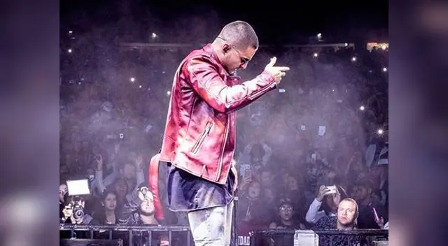 Público no soportó la espera para el inicio de su presentación