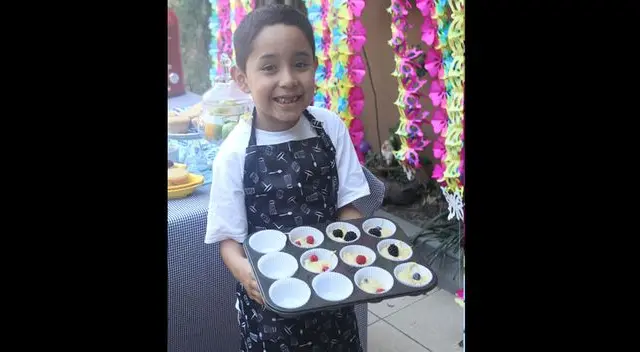 Lleva el molde al horno precalentado por 30 minutos a 180°C.