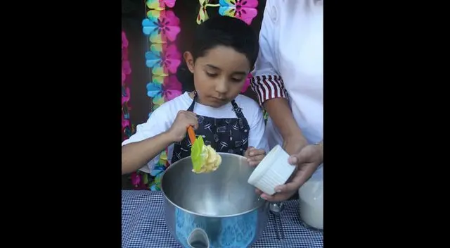 Coloca la mantequilla en el ball.