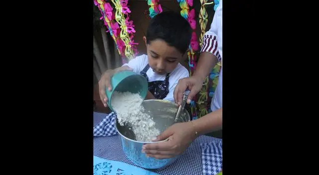 Luego pasa a los ingredientes secos y cernidos. Incorpora primero la harina.