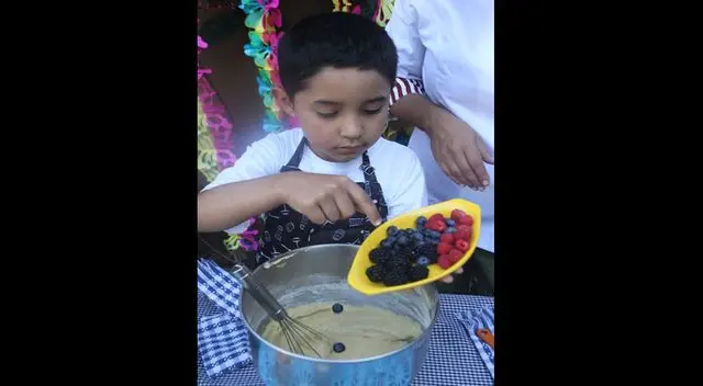 Agrega a la masa las frutas que desees. En este caso son arándonos.