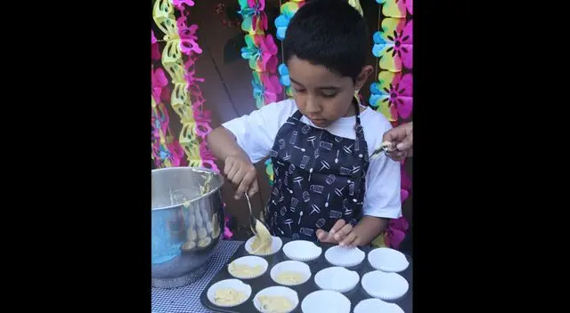 Vierte la masa en el molde con la ayuda de una cuchara.