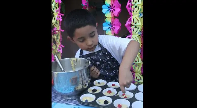 Incorpora más frutas para que tenga sabor los muffins.