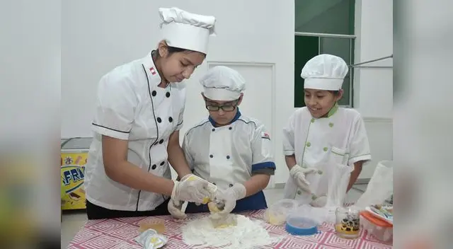 Reposa la masa por 15 minutos a temperatura ambiente. Luego estira la masa con un rodillo y comienza a cortar con los moldes que desees. Reposa la masa por 15 minutos a temperatura ambiente. Luego estira la masa con un rodillo y comienza a cortar con los moldes que desees.