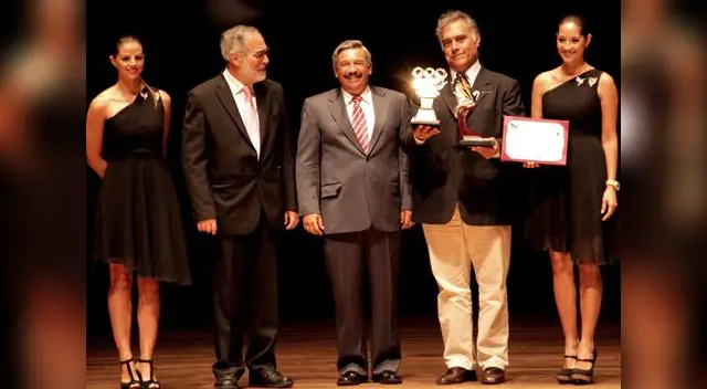 Congresista Alberto Beingolea se hizo presente. Congresista Alberto Beingolea se hizo presente.